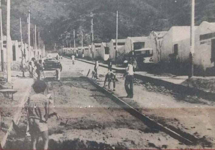 Pavimentación de los barrios del Sur durante la alcaldía de Edgardo Vives Campo en 1986.