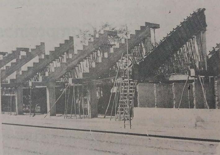 Construcción de las gradas de la piscina olímpica durante la alcaldía de Edgardo Vives Campo.