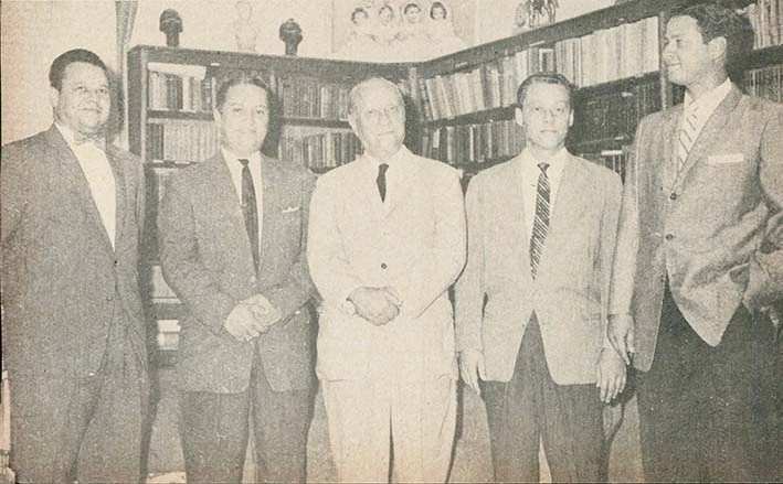 Los hermanos Orlando Emeterio, José Benito, Nelson Eduardo, y Edgardo Plutarco Vives Campo, junto a su padre José Benito Vives De Andréis, en la biblioteca de la casa familiar Vives Campo.