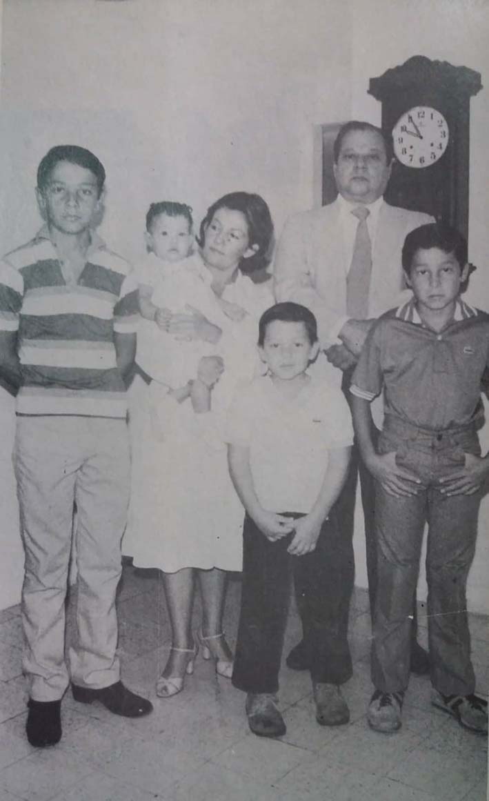 Orlando Vives Campo junto a su esposa, Olga Prieto de Vives, y sus hijos.