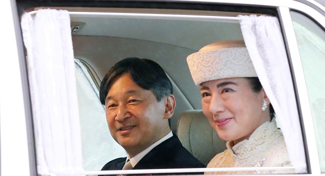El heredero al trono japonés Naruhito (izq) y su esposa, la princesa Masako, sonríen a su llegada al Palacio Imperial, en Tokio (Japón), este martes.
