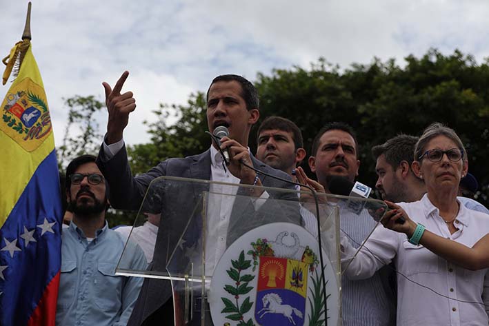 El líder del Parlamento de Venezuela, Juan Guaidó, pidió este sábado a su representante diplomático en EE UU, Carlos Vecchio, reunirse con los responsables del Comando Sur de ese país para coordinar una posible cooperación ante la crisis venezolana. Foto: EFE