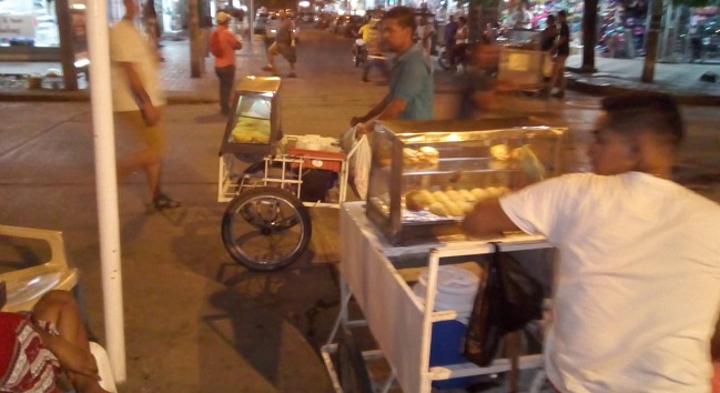 Vendedores de fritos se “estacionan” en cualquier lugar para ofrecer sus productos. 