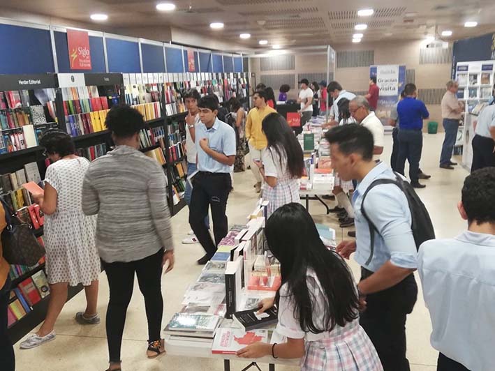 Estudiantes recorrieron el salón 'Playa grande' y Neguanje interesados en la adquisición de libros.