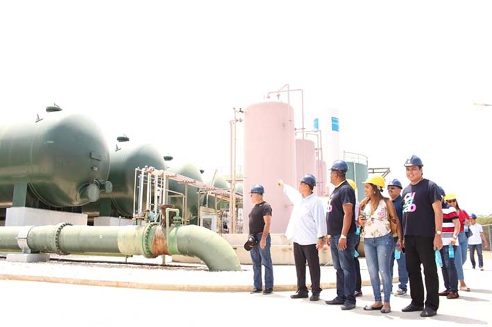 El Mandatario de los guajiros con su delegación visitando la planta desalinizadora de Curazao.