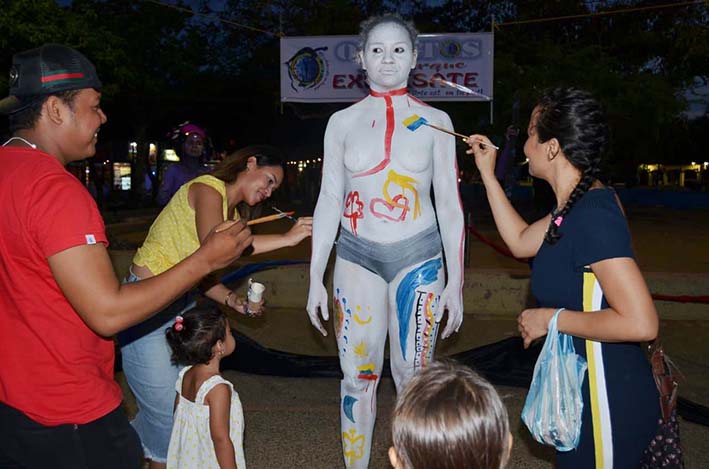 Niños, jóvenes y adultos pintaron sobre el lienzo corporal de la modelo Dayanara Ibarra.