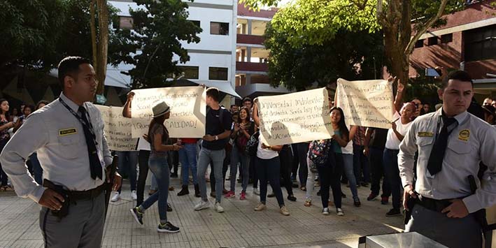 Son alrededor 4.600 estudiantes los que se están viendo afectados por la huelga en la que entraron los trabajadores docentes y administrativos desde el lunes 20 de mayo