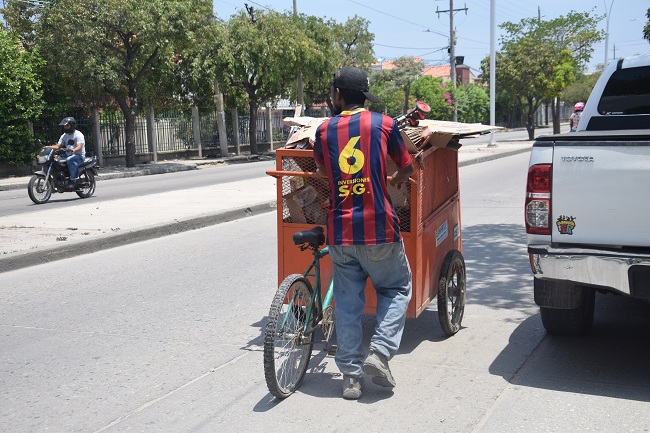 Se ha vuelto cada vez más común ver a los recicladores en las vías de la ciudad acompañados de una carretilla repleta de desechos y muchas veces  obstaculizan la movilidad. Foto: Edgar Fuentes.