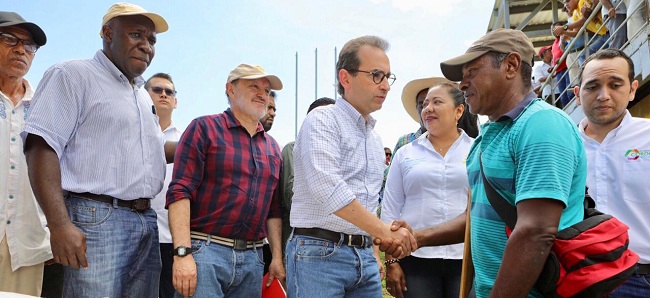 En Puerto Escondido y Moñito (Córdoba), el ministro de Agricultura y Desarrollo Rural, Andrés Valencia Pinzón, junto a las autoridades locales, empezó el programa de entrega de silo con 204 toneladas para los ganaderos.