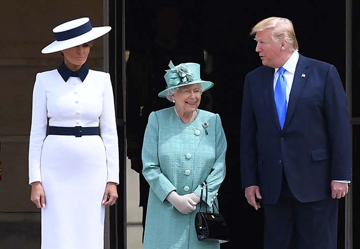 La reina Isabel II de Inglaterra recibe al presidente de los Estados Unidos, Donald Trump, y a su mujer, Melania Trump, en el Palacio de Buckingham en Londres