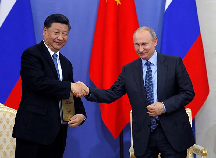 El presidente ruso, Vladímir Putin, y el presidente chino, Xi Jinping, participan en una ceremonia en el ámbito del Foro Económico de San Petersburgo 2019 en San Petersburgo