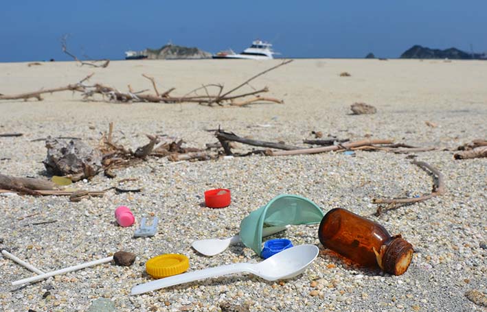 Botellas, cubiertos, embalajes para comida, tapas para vasos de café y pitillos, son los que más se consiguen en las playas.