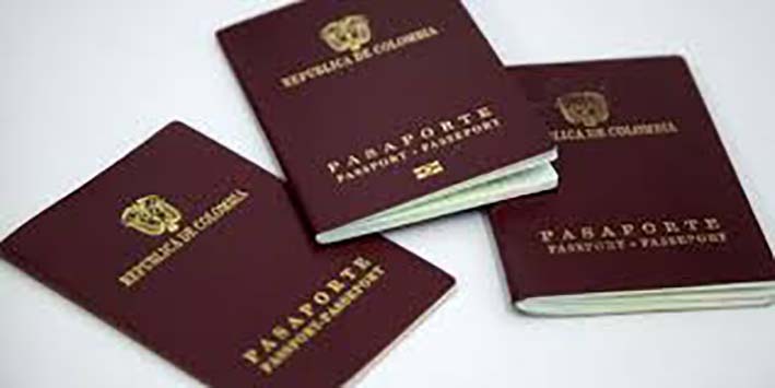 Actualmente, el pasaporte colombiano cuenta con fondos especiales de seguridad con variedad tonal en sus páginas, policarbonato con imagen holográfica incrustada, hilo fluorescente con reacción a un dispositivo especial