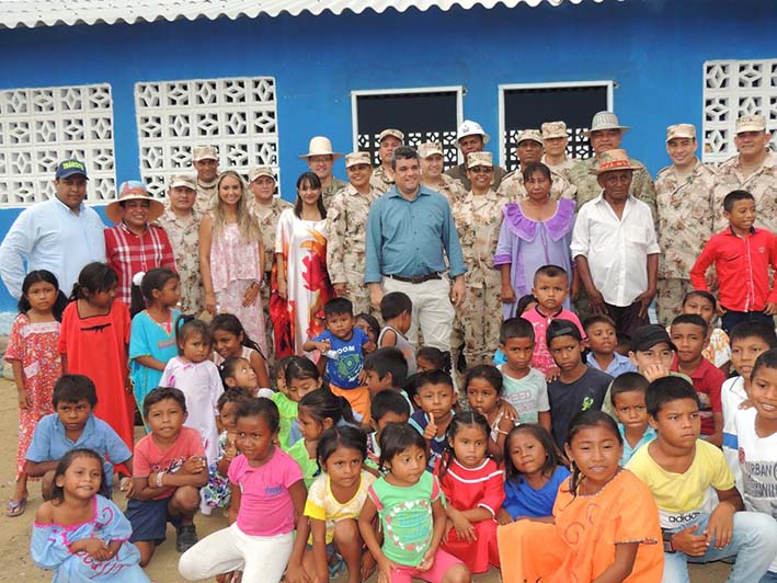 A esta actividad también asistió el alcalde de Riohacha, Juan Carlos Suaza Móvil, quien aparece aquí en medio de los niños, quienes están felices por tan importante obra.