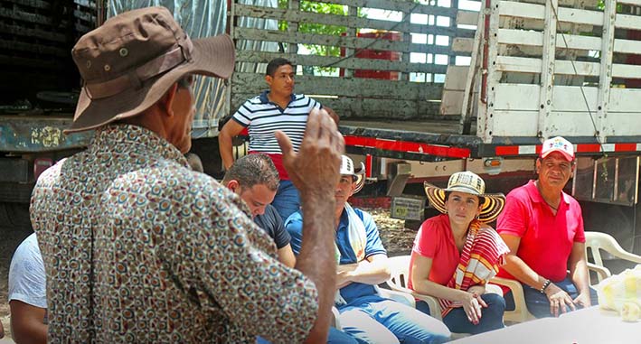 Jorge Iván Salah, junto a la congresista Kelin González escuchando a las comunidades.