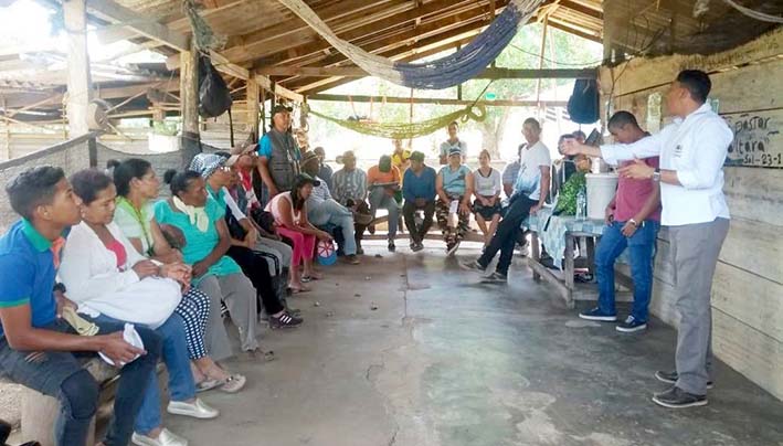 Los campesinos escuchando la propuesta de la autoridad ambiental de La Guajira, que busca sembrar 60 hectáreas con individuos de la especie palma amarga.