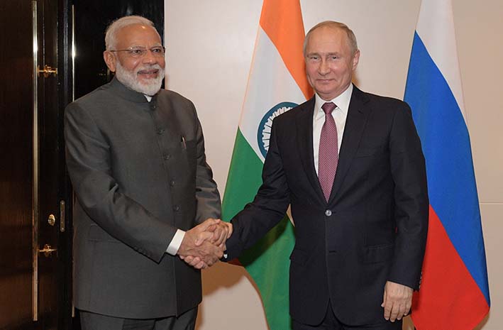 Vladímir Putin estrecha la mano del primer ministro indio, Narendra Modi, durante su reunión en el marco de la Cumbre de la Organización de Cooperación de Shanghái.