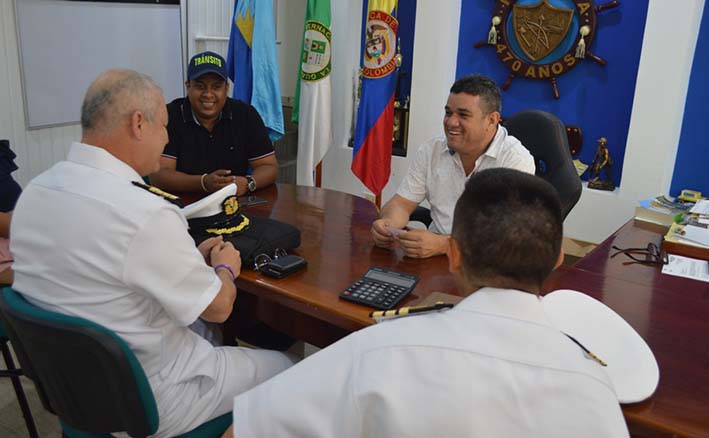 Aspecto de la visita que realizó el capitán de Navío, Jaime Iván Gálvez Moreno, director de Incorporación de la Armada, al alcalde de Riohacha, Juan Carlos Suaza Móvil.