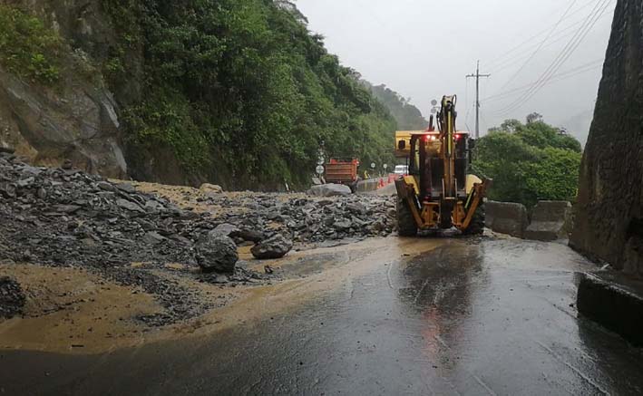 La vía al llano continúa con afectaciones debido a los fuertes deslizamientos que se han presentado desde el lunes.
