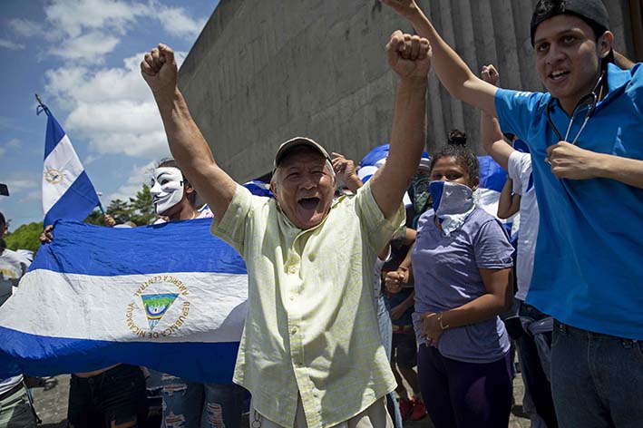 Los estudiantes se apostaron dentro del campus de la Universidad Centroamericana cerca de una de las entradas principales, y desplegaron una enorme bandera de Nicaragua, símbolo de las protestas contra el Gobierno de Ortega.