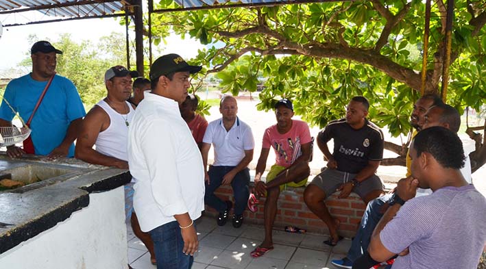 Aspecto de la reunión que sostuvo en la mañana de este miércoles, el secretario de Gobierno del Distrito de Riohacha Ronal Gómez García, con los pescadores del sector del Tambo.
