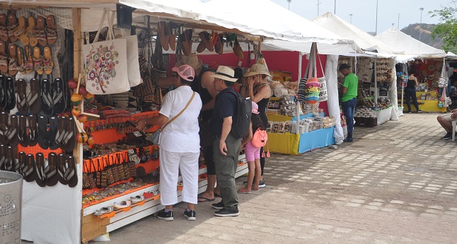 Los turistas también disfrutan visitar las ferias artesanales que se hacen en la ciudad, sobre todo en El Rodadero y en el Camellón de la Bahía de Santa Marta.   