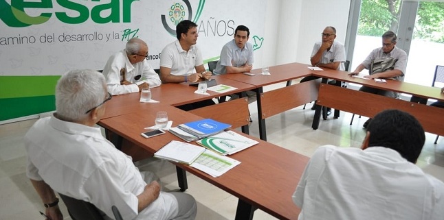 El viceministro de Hacienda, Luis Alberto Rodríguez, en reunión sostenida con el gobernador del Cesar, Francisco Ovalle Angarita, y sectores gremiales. 