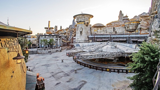 Vista exterior del famosos Halcón Milenario en las instalaciones de Disney.