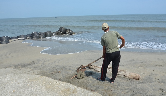 Algunas personas continúan incurriendo en la falta de sacarle arena a la playa, golpeando fuertemente a la erosión costera. 