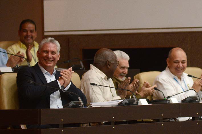 La votación estuvo presidida por Raúl Castro y el actual presidente, Miguel Díaz-Canel. Foto: EFE