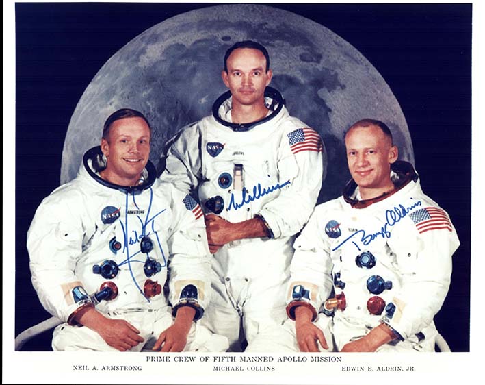 Fotografía oficial cedida por la NASA donde aparecen los astronautas del Apolo 11, el comandante Neil A. Armstrong (i); el piloto del módulo de comando, Michael Collins, y el piloto del módulo lunar, Edwin E. Aldrin Jr. (d). Medio siglo después del inicio de la histórica misión Apolo 11.