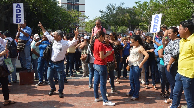 El gremio de docentes en Santa Marta decidió protestar de manera pacífica frente a la sede de la Alcaldía Distrital por el incumplimiento al pago del retroactivo.
