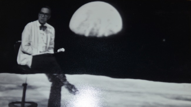 Este apasionado hombre por el conocimiento y el periodismo se preparó por varios meses para explicarles a los colombianos detalles del primer viaje del hombre a la Luna.