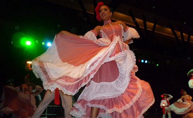 En esta muestra folclórica participan grupos de danzas de Colombia, de Bolivia, Chile, México y de otros países.