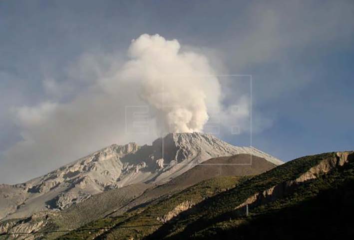 Las cenizas de un volcán en Perú causan preocupación en zonas fronterizas de Bolivia.