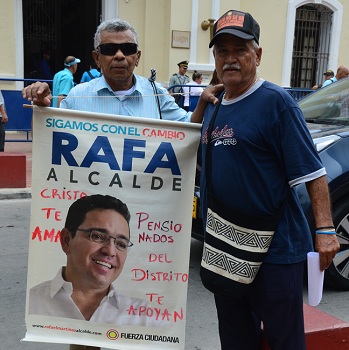 Simpatizantes del alcalde Rafael Martínez, lo estuvieron esperando desde antes de las 10:00 de la mañana con pancartas afuera de la sede de la administración distrital.