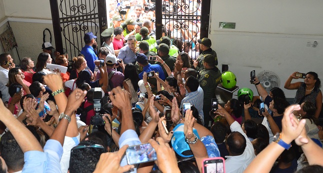 Momento de la llegada de Rafael Martínez a la Alcaldía de Santa Marta.