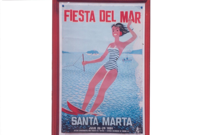 Imagen del primer afiche oficial de la Fiesta del Mar, en la que destaca una esquiadora en la Bahía de Santa Marta, con el morro de fondo.