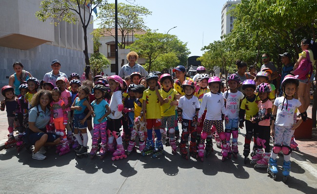 Los niños patinadores de las Escuelas Populares se tomaron el Parque de Bolivar. 