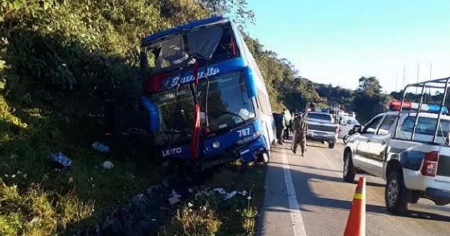 El siniestro sucedió en la mañana del lunes cerca de la localidad de Sora, en la carretera Panamericana que une los departamentos andinos de Oruro y Potosí.