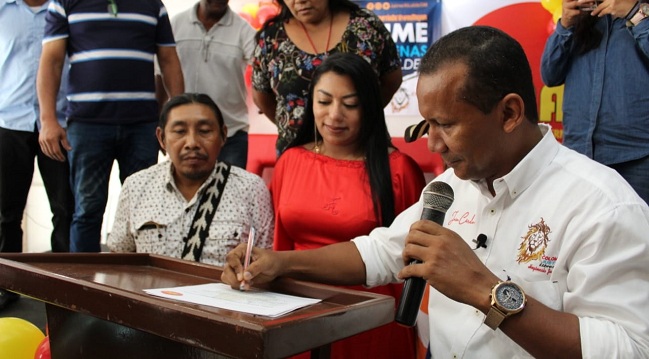 La firma del acuerdo se hizo con la presencia de la directora nacional de la colectividad, Marta Peralta Epieyuu.