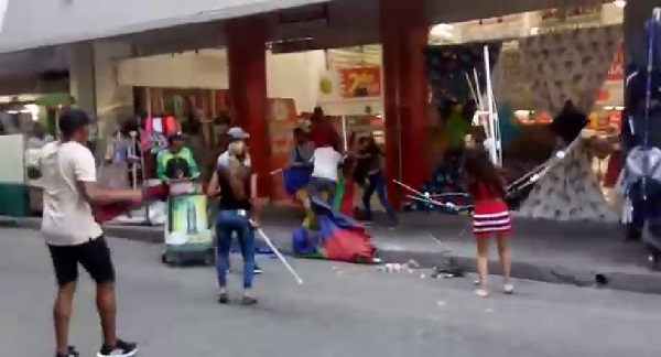 Con palos, cuchillos y sillas, comerciantes informales se pelearon el territorio en la avenida Campo Serrano.