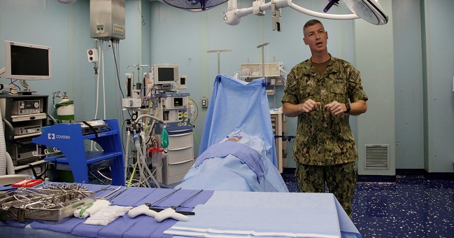Médicos de la misión humanitaria que desarrolla el buque hospital USNS Comfort atienden a un paciente en una cirugía de paladar hendido.