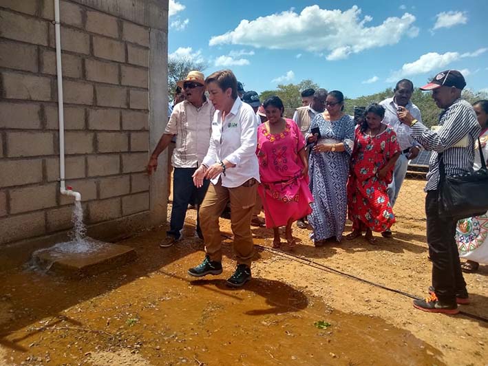 La comunidad asistió a la inauguración de los pozos de agua con la directora de la Agencia de Desarrollo Rural.
