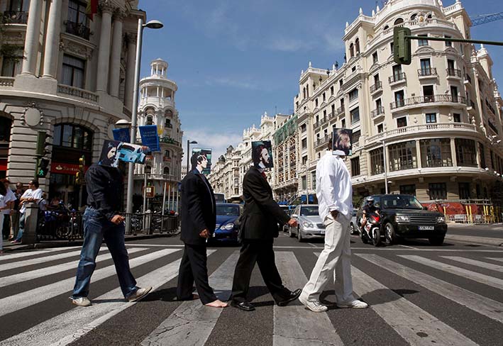 Trabajadores de la discográfica Emi homenajean a los Beatles emulando la portada de "Abbey Road" de los Beatles cruzando el paso de peatones por las calles madrileñas de Alcalá y Gran Vía. Foto EFE/Juan Carlos Hidalgo
