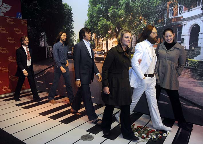 Lynette Cabral (izquierda) y Jennifer Grodi (derecha) posan con los miembros de The Beatles en el museo de cera Madame Tussauds Hollywood en Hollywood, California, EE.UU.. Foto EFE/Paul Buck