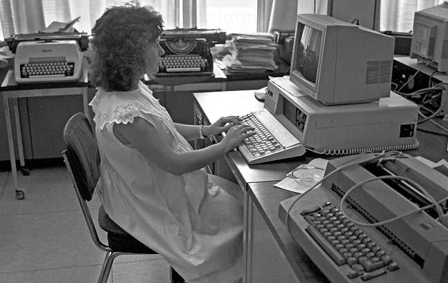 Una mujer embarazada trabaja con ordenador de los años 80 en una oficina madrileña. EFE/ Antonio Dopacio.