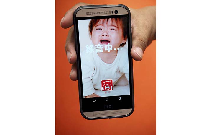 Una de las primeras aplicaciones que graban el llanto de un bebé y tratan de explicar su significado. EFE/David Chang