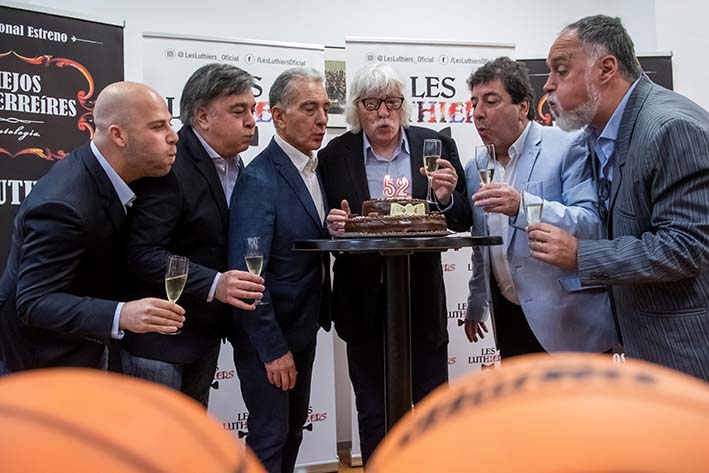 El grupo humorístico y musical Les Luthiers soplando las velas de una tarta en Sevilla, con motivo de sus 52 años. EFE/ Raúl Caro Cadenas