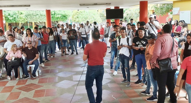 Estudiantes de la UniGuajira protestaron ante la falta de pago de parte de la Gobernación.